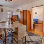 アパート Two Bedroom Cozy In