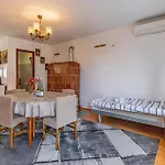 Two Bedroom Cozy In * Ližnjan