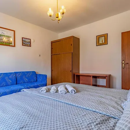Two Bedroom Cozy In アパート Ližnjan
