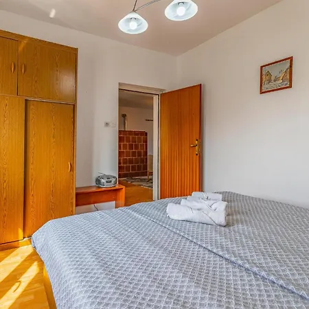 Two Bedroom Cozy In Apartment *