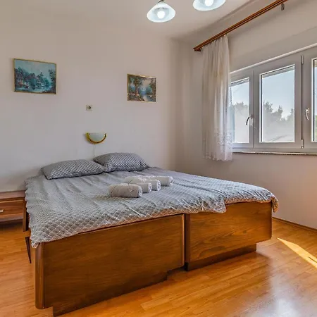 Two Bedroom Cozy In Liznjan
